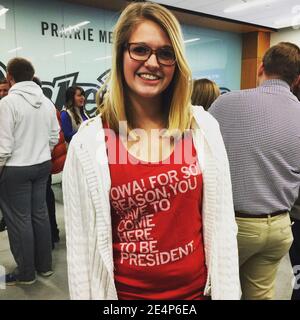 Megan Marsh unterstützt Bernie Sanders, Präsidentschaftskandidat der Demokraten in des Moines, Iowa. Stockfoto