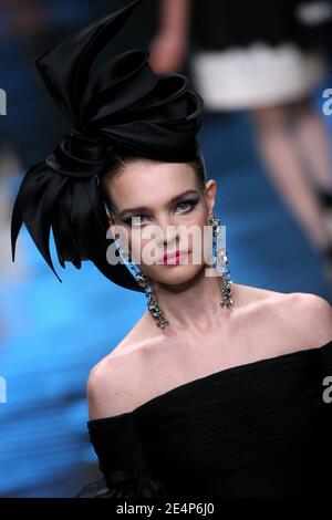 Natalia Vodianova präsentiert eine Kreation des italienischen Designers Valentino für seine Frühjahr-Sommer 2008 Haute-Couture Kollektion Show in Paris, Frankreich am 23. Januar 2008. Der 75-jährige Valentino tritt nach 45 Jahren in den Ruhestand. Foto von Nebinger-Taamallah/ABACAPRESS.COM Stockfoto