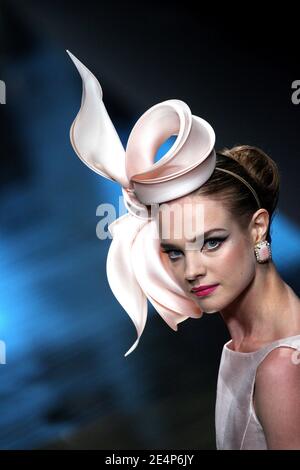 Natalia Vodianova präsentiert eine Kreation des italienischen Designers Valentino für seine Frühjahr-Sommer 2008 Haute-Couture Kollektion Show in Paris, Frankreich am 23. Januar 2008. Der 75-jährige Valentino tritt nach 45 Jahren in den Ruhestand. Foto von Nebinger-Taamallah/ABACAPRESS.COM Stockfoto
