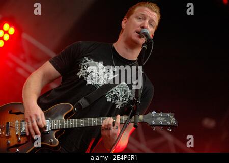 Sänger Josh Homme von der US-Band Queens of the Stone Age (a.k.a. QOTSA) spielt live auf der Bühne während der 3. Ausgabe des "Rock en seine" Musikfestivals, in Saint-Cloud bei Paris, Frankreich, am 25. August 2005. Foto von DS/ABACAPRESS.COM Stockfoto