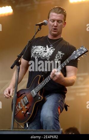 Sänger Josh Homme von der US-Band Queens of the Stone Age (a.k.a. QOTSA) spielt live auf der Bühne während der 3. Ausgabe des "Rock en seine" Musikfestivals, in Saint-Cloud bei Paris, Frankreich, am 25. August 2005. Foto von DS/ABACAPRESS.COM Stockfoto