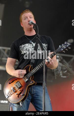 Sänger Josh Homme von der US-Band Queens of the Stone Age (a.k.a. QOTSA) spielt live auf der Bühne während der 3. Ausgabe des "Rock en seine" Musikfestivals, in Saint-Cloud bei Paris, Frankreich, am 25. August 2005. Foto von DS/ABACAPRESS.COM Stockfoto