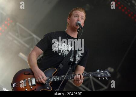 Sänger Josh Homme von der US-Band Queens of the Stone Age (a.k.a. QOTSA) spielt live auf der Bühne während der 3. Ausgabe des "Rock en seine" Musikfestivals, in Saint-Cloud bei Paris, Frankreich, am 25. August 2005. Foto von DS/ABACAPRESS.COM Stockfoto