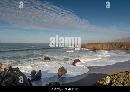 Landschaftsansicht der Sonoma Küste in Kalifornien, USA, von nahe dem Schoolhouse Beach Parkplatz gesehen, an einem wolkenlosen, blauen Himmel Tag Stockfoto