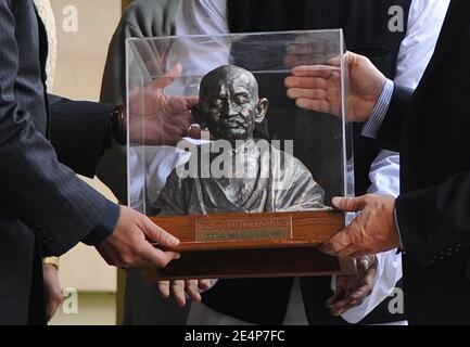 Präsident Nicolas Sarkozy zollt am ersten Tag des zweitägigen Staatsbesuchs Sarkozys in Indien am 25. Januar 2008 seinen Respekt vor dem Mahatma Gandhi-Denkmal in Raj Ghat, Indien. Foto von Christophe Guibbaud/ABACAPRESS.COM Stockfoto