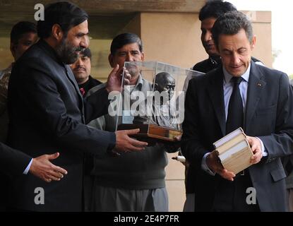 Präsident Nicolas Sarkozy zollt am ersten Tag des zweitägigen Staatsbesuchs Sarkozys in Indien am 25. Januar 2008 seinen Respekt vor dem Mahatma Gandhi-Denkmal in Raj Ghat, Indien. Foto von Christophe Guibbaud/ABACAPRESS.COM Stockfoto