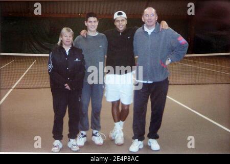 EXKLUSIV - Datei Bild von Jo-Wilfried Tsonga (2. L), mit Trainer Catherine Ruillard, Tennisspieler Alexandre Penaud und Tsongas Trainer Franck Lefay (l bis r) posiert im Tennisclub von Coulaines, westlich von Frankreich. Foto über ABACAPRESS.COM Stockfoto