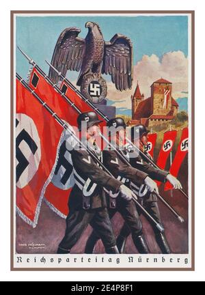 Reichsparteitag Vintage Nazi 1930er Propagandakarte Plakat mit marsch von Waffen SS mit Hakenkreuzflaggen für den Reichsparteitag 1938 Nürnberg / Nuremberg Nazi-Parteitag mit Nürnberger Burg im Hintergrund Und German Eagle & Swastika Stockfoto