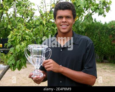 Filebild von Jo-Wilfried Tsonga, der den Pokal hält, den er für seinen Sieg beim US Open Juniors Turnier 2003 erhielt. Foto über ABACAPRESS.COM Stockfoto