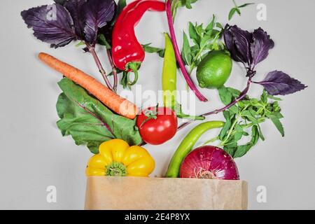 Frisches Gemüse, Karotten, Paprika, Gemüse, Karotten, Zwiebeln in Papiertüte Stockfoto