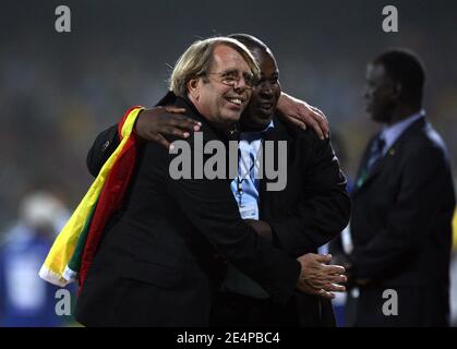 Ghanas Trainer Claude Le Roy feiert, nachdem seine Mannschaft das Spiel während des Fußballspiels des African Cup of Nations gewonnen hat, Ghana gegen Marokko in Accra, Ghana am 28. Januar 2008. Ghana gewann das Spiel 2:0. Foto von Steeve McMay/Cameleon/ABACAPRESS.COM Stockfoto