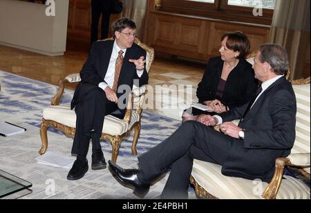 Der Pariser Bürgermeister Bertrand Delanoe (R) unterzeichnet mit dem Microsoft-Gründer US Bill Gates (L) am 29. Januar 2008 im Pariser Rathaus eine "digitale Partnerschaft" zwischen Paris und Microsoft. Diese Vereinbarung zielt hauptsächlich darauf ab, neue Pariser Unternehmen zu unterstützen und Arbeitslose auszubilden. Foto von Denis Guignebourg/ABACAPRESS.COM Stockfoto