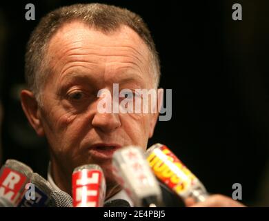 Der französische Juventus Jean-Alain Boumsong wird bei einer Pressekonferenz anlässlich seines Transfers in die Fußballmannschaft Olympique Lyon am 29. Januar 2008 in Lyon, Frankreich, gesehen. Hier ist Lyons Präsident Jean Michel Aulas zu sehen.Foto von Vincent Dargent/Cameleon/ABACAPRESS.COM Stockfoto