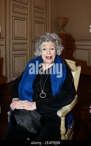 Micheline Dax posiert im Pariser Rathaus, als Pierre Tchernia am 29. Januar 2008 in Paris die große Vermeil-Medaille von Paris erhält. Foto von Denis Guignebourg/ABACAPRESS.COM Stockfoto