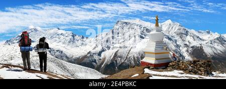 Panoramablick auf Annapurna 2 II, 3 III, 4 IV, Ganggapurna und Khangsar Kang, vom Eissee, buddhistischer Stupa und Touristen, Weg zum Thorung La Pass, Anna Stockfoto