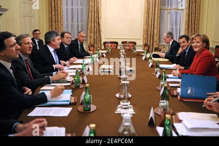 Der britische Premierminister Gordon Brown (3. L), der Präsident der Europäischen Kommission Jose Manuel Barroso (L), der französische Präsident Nicolas Sarkozy (2. R), der italienische Premierminister Romano Prodi (4. L) und die deutsche Bundeskanzlerin Angela Merkel (R) nehmen am 29. Januar 2008 an einem Mini-europäischen Gipfel in der Downing Street 10 in London Teil. Foto von Eric Feferberg/Pool/ABACAPRESS.COM Stockfoto