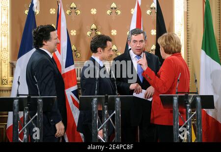 Der französische Präsident Nicolas Sarkozy, (2. L) die deutsche Bundeskanzlerin Angela Merkel, (R) der britische Premierminister Gordon Brown (2. R) und der Präsident der Europäischen Kommission Jose Manuel Barroso (L) sprechen nach einer Pressekonferenz im Auswärtigen Amt in London, Großbritannien am 29. Januar 2008. Foto von Eric Feferberg/Pool/ABACAPRESS.COM Stockfoto