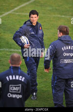 Frankreichs Rugby-Union-Nationalmannschaft Caoch Marc Lievremont während einer Trainingseinheit in Marcoussis vor Paris, Frankreich am 30. Januar 2008. Frankreich wird Schottland für das IRB Six Nations Turnier am 03. Februar in Murrayfield gegenüberstellen. Foto von Nicolas Gouhier/Cameleon/ABACAPRESS.COM Stockfoto