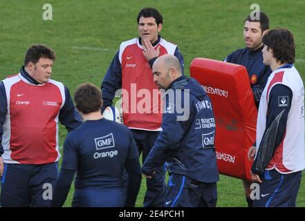 Frankreichs Rugby-Union-Nationalmannschaft Marc Lievremont während einer Trainingseinheit in Marcoussis vor Paris, Frankreich am 30. Januar 2008. Frankreich wird Schottland für das IRB Six Nations Turnier am 03. Februar in Murrayfield gegenüberstellen. Foto von Nicolas Gouhier/Cameleon/ABACAPRESS.COM Stockfoto