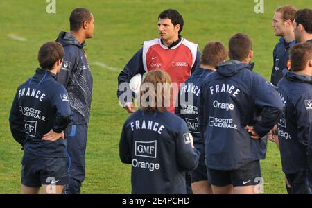 Frankreichs Rugby-Union-Nationalmannschaftstrainer Marc Lievremont während einer Trainingseinheit in Marcoussis bei Paris, Frankreich am 30. Januar 2008. Frankreich wird Schottland für das IRB Six Nations Turnier am 03. Februar in Murrayfield gegenüberstellen. Foto von Nicolas Gouhier/Cameleon/ABACAPRESS.COM Stockfoto
