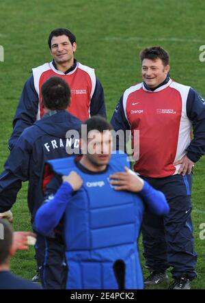 Die Trainer der französischen Rugby-Union-Nationalmannschaft Marc Lievremont und Didier Retiere während einer Trainingseinheit in Marcoussis bei Paris, Frankreich, am 30. Januar 2008. Frankreich wird Schottland für das IRB Six Nations Turnier am 03. Februar in Murrayfield gegenüberstellen. Foto von Nicolas Gouhier/Cameleon/ABACAPRESS.COM Stockfoto