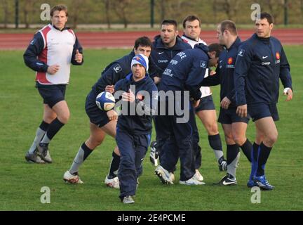 Frankreichs Rugby-Union-Nationalmannschaft während einer Trainingseinheit in Marcoussis vor Paris, Frankreich am 30. Januar 2008. Frankreich wird Schottland für das IRB Six Nations Turnier am 03. Februar in Murrayfield gegenüberstellen. Foto von Nicolas Gouhier/Cameleon/ABACAPRESS.COM Stockfoto