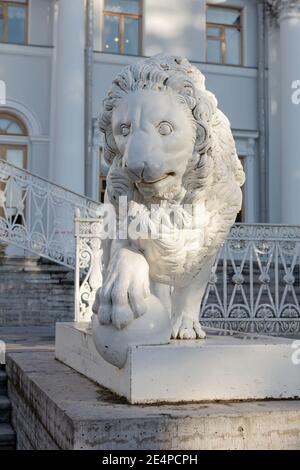 Löwenskulptur vor dem Jelagin Palast in St. Petersburg, Russland. Sie wurde 1822 gegründet und war die erste gusseiserne Löwenstatue in Sankt Petersburg Stockfoto