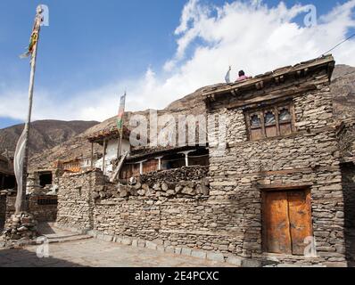 Blick auf lokale Steingebäude und Stupa mit Gebetsfahnen in Manang Dorf eines der besten Dörfer in rund Annapurna Circuit Trekking Trail, Nepal Stockfoto