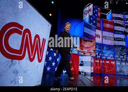Die demokratische Präsidentschaftskandidatin, Senatorin Hillary Clinton, tritt am Donnerstag, den 31. Januar 2008, im Kodak Theatre am Hollywood Boulevard in Los Angeles, CA, USA, auf die Bühne während der demokratischen Debatte von CNN/Politico. Foto von Lionel Hahn/ABACAPRESS.COM Stockfoto