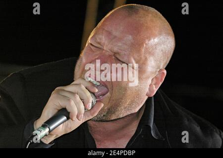 Sänger Frank Black (a.k.a. Black Francis) der US-Band The Pixies tritt am 29. Juni 2007 live auf der Bühne des 'Furia Sound Festival' in Cergy Pontoise bei Paris auf. Foto von DS/ABACAPRESS.COM Stockfoto