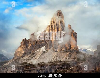 Morgenansicht von drei Zinnen oder Tre Cime di Lavaredo mit schönem bewölktem Himmel, Sextener Dolomiten oder Dolomiti di Sexten, Südtirol, Dolomitenberg Stockfoto