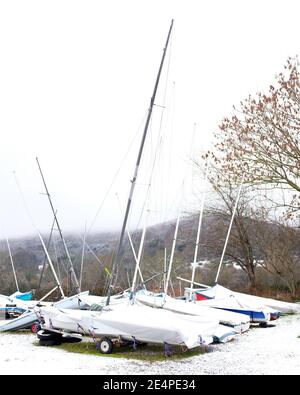 Januar 2021 - kleine Boote, die für den Winter am Stausee in Cheddar, Somerset, Großbritannien, geparkt sind. Stockfoto