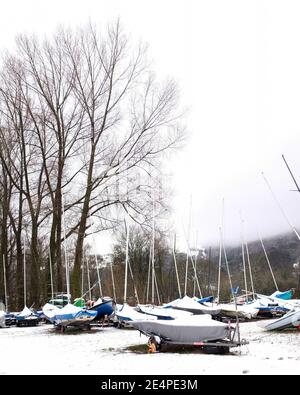 Januar 2021 - kleine Boote, die für den Winter am Stausee in Cheddar, Somerset, Großbritannien, geparkt sind. Stockfoto