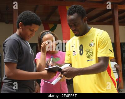 Der Ghanaer Michael Essien verbringt viel Zeit und schreibt Autogramme vor dem Viertelfinalspiel des African Cup of Nations gegen Nigeria in Accra, Ghana, am 2. Februar 2008. Foto von Steeve McMay/Cameleon/ABACAPRESS.COM Stockfoto