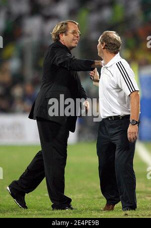 Ghanas Coach Claude Leroy feiert den Sieg seines Teams beim African Cup of Nations, Viertelfinale, Fußballspiel, Ghana gegen Nigeria in Accra, Ghana am 3. Februar 2008. Das Ghana gewann 2:1. Foto von Steeve McMay/Cameleon/ABACAPRESS.COM Stockfoto