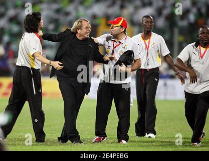 Ghanas Coach Claude Leroy feiert den Sieg seines Teams beim African Cup of Nations, Viertelfinale, Fußballspiel, Ghana gegen Nigeria in Accra, Ghana am 3. Februar 2008. Das Ghana gewann 2:1. Foto von Steeve McMay/Cameleon/ABACAPRESS.COM Stockfoto