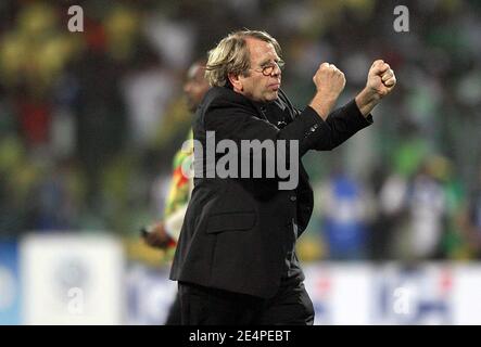 Ghanas Coach Claude Leroy feiert den Sieg seines Teams beim African Cup of Nations, Viertelfinale, Fußballspiel, Ghana gegen Nigeria in Accra, Ghana am 3. Februar 2008. Das Ghana gewann 2:1. Foto von Steeve McMay/Cameleon/ABACAPRESS.COM Stockfoto