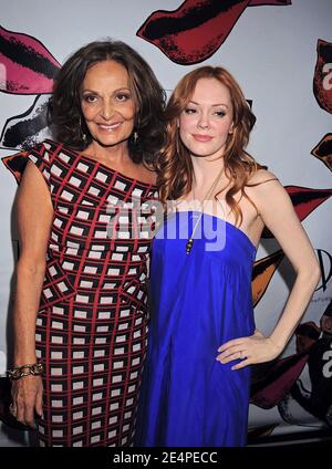 Designerin Diane von Furstenberg (L) und Rose McGowan backstage bei der Herbst 2008 Kollektion von Diane von Furstenberg während der Mercedes Benz Fashion Week, die am Sonntag, 3. Februar 2008 im Bryant Park in New York City, NY, USA, stattfand. Foto von Graylock/ABACAPRESS.COM Stockfoto