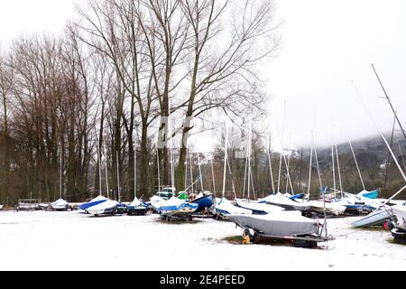 Januar 2021 - kleine Boote, die für den Winter am Stausee in Cheddar, Somerset, Großbritannien, geparkt sind. Stockfoto