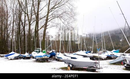 Januar 2021 - kleine Boote, die für den Winter am Stausee in Cheddar, Somerset, Großbritannien, geparkt sind. Stockfoto