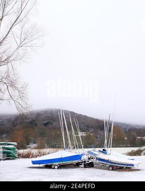 Januar 2021 - kleine Boote, die für den Winter am Stausee in Cheddar, Somerset, Großbritannien, geparkt sind. Stockfoto