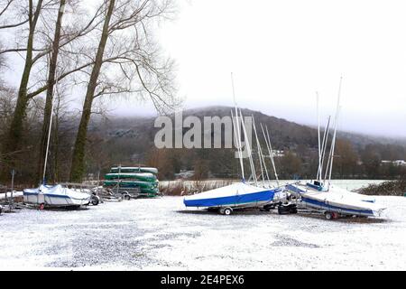 Januar 2021 - kleine Boote, die für den Winter am Stausee in Cheddar, Somerset, Großbritannien, geparkt sind. Stockfoto