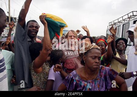 Ghanas Trainer Claude Le Roy trifft vor seinem Halbfinale des Africa Cup of Nations gegen Kamerun am 5. Februar 2008 in Accra, Ghana, auf der Straße auf die Fans Ghanas. Foto von Steeve McMay/Cameleon/ABACAPRESS.COM Stockfoto