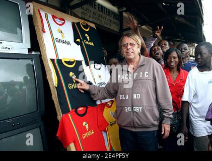 Ghanas Trainer Claude Le Roy trifft vor seinem Halbfinale des Africa Cup of Nations gegen Kamerun am 5. Februar 2008 in Accra, Ghana, auf der Straße auf die Fans Ghanas. Foto von Steeve McMay/Cameleon/ABACAPRESS.COM Stockfoto