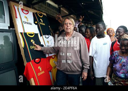 Ghanas Trainer Claude Le Roy trifft vor seinem Halbfinale des Africa Cup of Nations gegen Kamerun am 5. Februar 2008 in Accra, Ghana, auf der Straße auf die Fans Ghanas. Foto von Steeve McMay/Cameleon/ABACAPRESS.COM Stockfoto