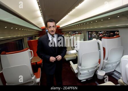 Präsident Nicolas Sarkozy geht am 5. Februar 2008 in einem Abteil des neuen Hochgeschwindigkeitszuges AGV im Werk des französischen Maschinenbauunternehmens Alstom in La Rochelle, Westfrankreich. Alstom hat in Zusammenarbeit mit der französischen SNCF ein neues Design des TGV entwickelt, das AGV genannt wird. Es wird der erste gegliederte Hochgeschwindigkeitszug mit verteilter Traktion sein, anstatt Kraftfahrzeuge an jedem Ende. Foto von Christophe Ena/Pool/ABACAPRESS.COM Stockfoto