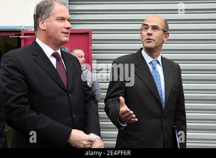 Philippe Mellier, Präsident von Alstom, und Patrick Kron, CEO von Alstom, sind am 5. Februar 2008 im Werk von Alstom in Aytre, Westfrankreich, vertreten. Foto von Romuald Meigneux/Pool/ABACAPRESS.COM Stockfoto