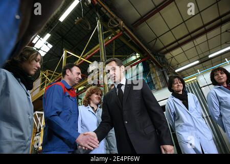 Präsident Nicolas Sarkozy begrüßt die Arbeiter am 5. Februar 2008 vor einem Prototyp des neuen Hochgeschwindigkeitszuges AGV im Werk Alstom in Aytre, Westfrankreich. Foto von Romuald Meigneux/Pool/ABACAPRESS.COM Stockfoto