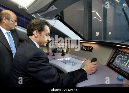 Präsident Nicolas Sarkozy, Mitte, sitzt am 5. Februar 2008 im Fahrerraum des neuen Hochgeschwindigkeitszuges AGV im Werk des französischen Maschinenbauunternehmens Alstom in La Rochelle, Westfrankreich. Alstom hat in Zusammenarbeit mit der französischen SNCF ein neues Design des TGV entwickelt, das AGV genannt wird. Es wird der erste gegliederte Hochgeschwindigkeitszug mit verteilter Traktion sein, anstatt Kraftfahrzeuge an jedem Ende. Foto von Christophe Ena/Pool/ABACAPRESS.COM Stockfoto