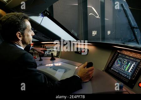 Präsident Nicolas Sarkozy sitzt am 5. Februar 2008 im Fahrerhaus des neuen Hochgeschwindigkeitszuges AGV im Werk des französischen Maschinenbauunternehmens Alstom in La Rochelle, Westfrankreich. Alstom hat in Zusammenarbeit mit der französischen SNCF ein neues Design des TGV entwickelt, das AGV genannt wird. Es wird der erste gegliederte Hochgeschwindigkeitszug mit verteilter Traktion sein, anstatt Kraftfahrzeuge an jedem Ende. Foto von Christophe Ena/Pool/ABACAPRESS.COM Stockfoto